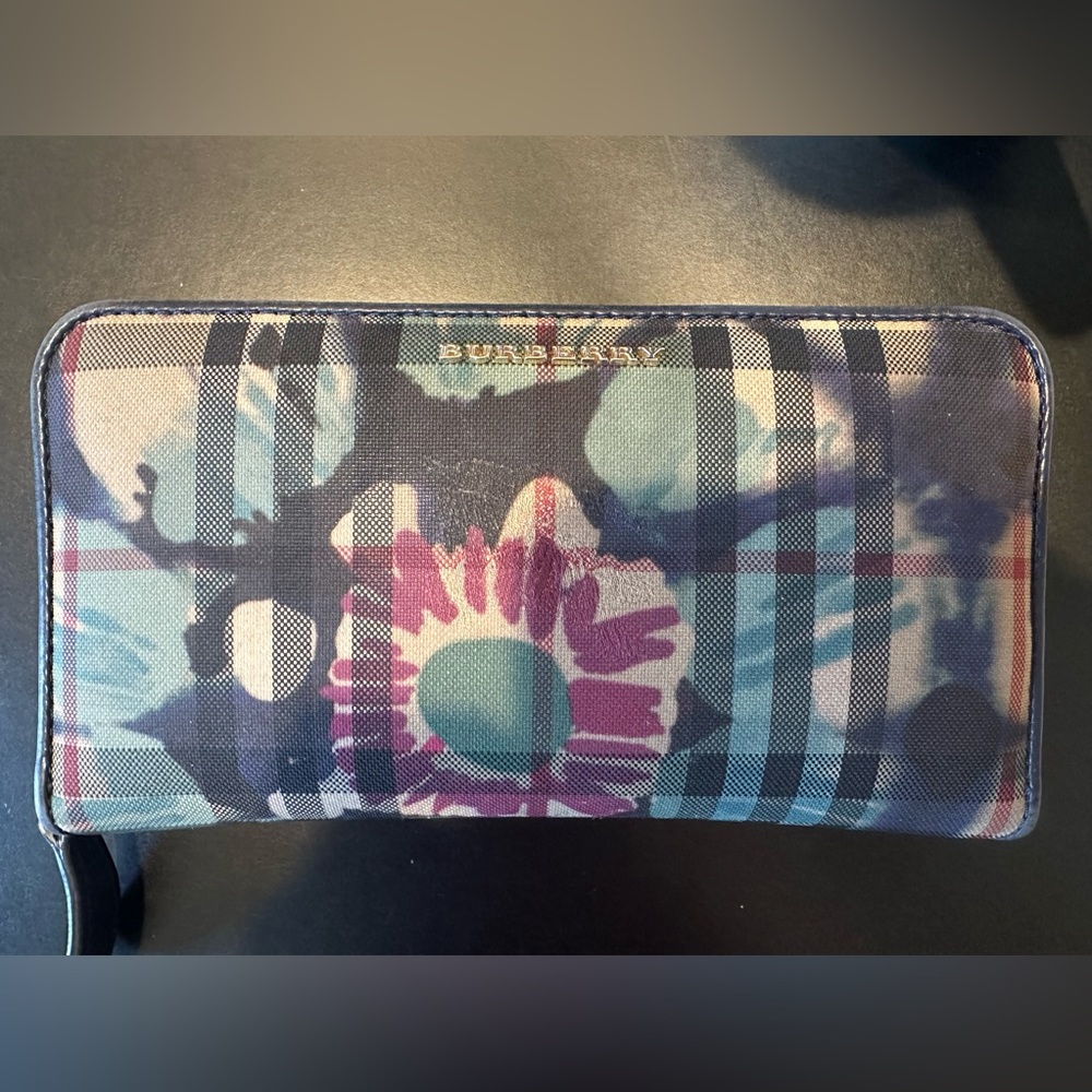 Burberry zipper round wallet
